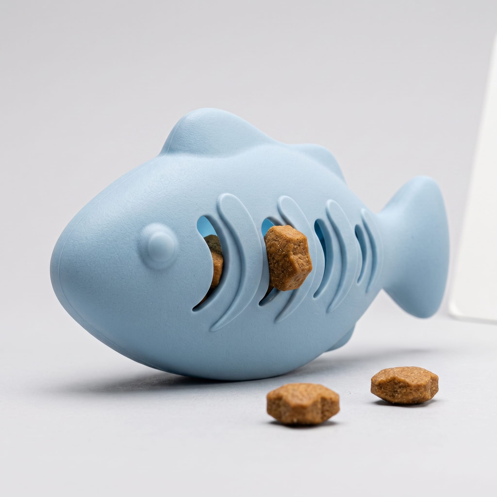 Miaou & Co Jouet Distributeur de Croquettes pour Chat Forme Poisson - Régule l'Appétit
